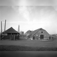 Gezicht op de boerderij De Grote Kuil (Blauwe-Vogelweg 23) te Utrecht, met hooiberg en stal, uit het zuiden in 1973. Bron: Het Utrechts Archief, catalogusnummer: 79933.