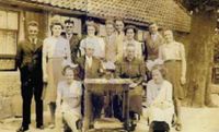 Familie van Oostveen voor de boerderij omstreeks 1940. Van de jaren twintig tot 1972 pachten de familie de boerderij van familie Van Nispen tot Sevenaer. Bron: Familie archief Van Oostveen.