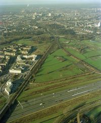 Luchtfoto richting het noordwesten gezien op donderdag 28 november 1991. Ten zien de Staatslijn H (L) en de Rhijnspoorweg (R), beneden rijksweg A27. Bron: Het Utrechts Archief, catalogusnummer: 805981.