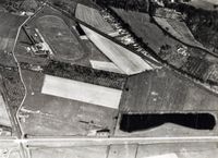 Luchtfoto uit ca. 1945 met een fragmentsfoto van Plas Vechten aan de rijksweg A12. Bron: Nederlands Instituut voor Militaire Historie (NIMH), Flickr.