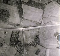 In de periode 1943 - 1947 maakte de RAF deze luchtfoto van de Plas bij Vechten met de Marsdijk en boerderijen Slagmaat, De Klomp en Het Blauwe Huis. Bron: Universiteit Wageningen.