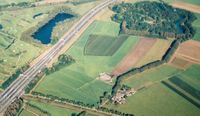 Op 18 oktober 2002 maakte de Provincie Utrecht deze luchtfoto vanuit het zuidwesten genomen richting het oosten gezien van boerderij De Klomp met het Fectio Vechten terrein en Plas Vechten. Bron: Provincie Utrecht, Henk Bol.