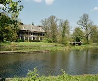 Gezicht op het huis Oud-Amelisweerd (Koningslaan 9) te Bunnik; op de voorgrond de Kromme Rijn in lente 1980. Bron: Het Utrechts Archief, catalogusnummer: 118108.