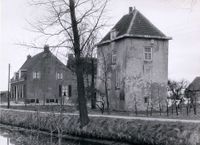 Gezicht op kasteel Vuylcop en het daarnaast gelegen Huis Vuylcop. Op de voorgrond de Schalkwijksewetering in 1958. Bron: Regionaal Archienf Zuid-Utrecht (RAZU), 353.