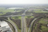 Knooppunt Lunetten vanuit de lucht gezien richting het zuiden op vrijdag 2 april 2010. Bron: RWS, beeldbank.