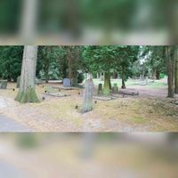 Overzichtsfoto van enkele graven aan de rechterkant van het centrale pad van de Algemene Begraafplaats, Onder de Bomen te Renkum, Gelderland. Foto: Sander van Scherpenzeel.