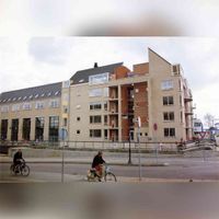 Appartementen aan het Onderdoor, Het Kant en De Slinger gezien vanaf het Weerwolfseind met fietsers op het Onderdoor. In ca. 1995. Links de Houtense bibliotheek. Bron: Regionaal Archief Zuid-Utrecht (RAZU), 353.