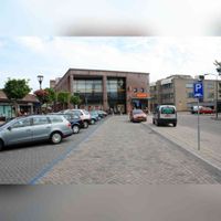 Parkeerplaats aan het Achterom/de Spoorhaag in het voorjaar. Foto: Sander van Scherpenzeel.