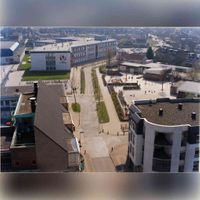 Zicht vanaf de gemeentelijke carillontoren op Het Kant en De Slinger mer rechtsboven de vroegere OBS De Regenboog (1978-2009) en linksboven de destijds het nog niet uitgebreide College De Heemlanden. Foto in de periode 1995-2000. Bron: Regionaal Archief Zuid-Utrecht (RAZU), 353.