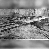 De sloop van de brug over de rijksweg A12 in 1974 waarbij het Houtensepad in de nieuwbouwwijk Lunetten eindigde tegen de rijksweg A27 aan. Bron: onbekend.