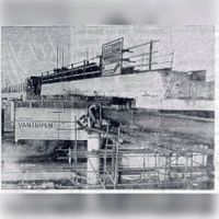 De sloop van de brug over de rijksweg A12 in 1974 waarbij het Houtensepad in de nieuwbouwwijk Lunetten eindigde tegen de rijksweg A27 aan. Bron: onbekend.