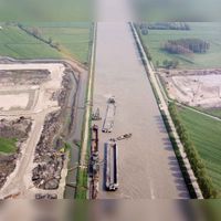 Luchtfoto van het Amsterdam-Rijnkanaal ten oosten van Houten, uit het noordwesten, met aan weerszijden het tracé voor de toekomstige Rijksweg 27 en de Houtensebrug op 11 mei 1978. Bron: Het Utrechts Archief, catalogusnummer:	 50566.