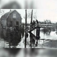 Woning aan de Lagedijk tijdens de inundatie in het voorjaar van 1945. Bron: Regionaal Archief Zuid-Utrecht (RAZU), 353.