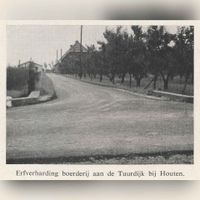 De oprit vanaf de Tuurdijk naar boerderij nummer 20 in 1972. Bron: RAZU, 353.