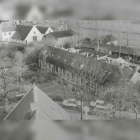 De arbeiderswoningen Brink 13-21 gezien vanaf de toren van de Nederlands Hervormde kerk in 1989. Bron: RAZU, 353.