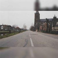 De Jonkheer Ramweg. Rechts de Rooms Katholieke kerk en links de Schalkwijksewetering op donderdag 18 maart 1999. Bron: RAZU, 353.