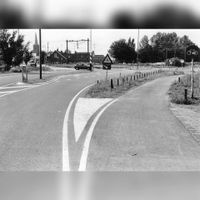 Gezicht over de Provincialeweg (T16, de tertiaire provinciale weg Houten-Culemborg), met links de spoorwegovergang in de Jonkheer Ramweg te Schalkwijk in 1977. Bron: HUA, 847540.