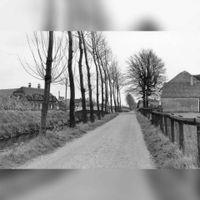 Gezicht op het Overeind te Schalkwijk (gemeente Houten), met links op de achtergrond de boerderij Provincialeweg 44 in mei 1967. Bron: HUA, 841062.