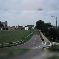 Gezicht vanaf de Lekdijk op de Provincialeweg met links op de achtergrond de Pothuizerweg gezien in de periode 1990-1995. Bron: Regionaal Archief Zuid-Utrecht (RAZU), 353.