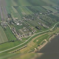 Luchtfoto van het dorp &#039;t Waal. Rechts onderaan de Lek en daarboven het dorp &#039;t Waal langs de Waalseweg in 1981. Bron: RAZU, 353.