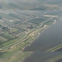 Luchtfoto van het dorp &#039;t Waal. Rechts onderaan de Lek, links het dorp &#039;t Waal langs de Waalseweg in ca. 1990. Bron: RAZU, 353.