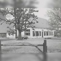 Boerderij Den Oord met naam Hedra tussen Den Oord op het hek in 1982-1990. Bron: RAZU, 353.