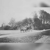 De Beusichemseweg met daarop een open wagen met twee paarden en in de wagen zitten vier mensen. Op de achtergrond de Rooms-Katholieke kerk in ca. 1910. Bron: Regionaal Archief Zuid-Utrecht (RAZU), 353.