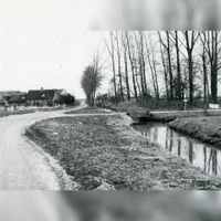 Gedeelte van de Achterdijk en de Blokhovensewetering ter hoogte van de afslag van de Groeneweg in 1988. Bron: Regionaal Archief Zuid-Utrecht (RAZU), 353.
