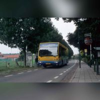 Buslijn nr. 47 in het Goyse dorp staande bij de halte bij huize De Eng aan de Beusichemseweg in de periode 1995-1999. Bron: Regionaal Archief Zuid-Utrecht (RAZU), 353.