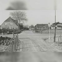 Foto genomen vanaf een voormalig doodlopend weggetje genaamd de Binnenweg (nu Kasteeltuin). Kruising met de vroegere Binnenweg (nu Binnentuin). Boerderij links is Molenland 9. Boerderij helemaal rechts is Molenland 32 in 1982. Bron: Regionaal Archief Zuid-Utrecht (RAZU), 353.