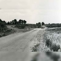 Gedeelte van de Binnenweg en werkzaamheden ten behoeve van de aanleg van de Rondweg. Als gevolg van de aanleg van de Rondweg is een deel van de Binnenweg in oostelijke richting verplaatst in 1982 naar een foto van Jos Schalkwijk. Bron: Regionaal Archief Zuid-Utrecht (RAZU), 353.