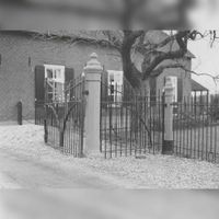 Boerderij De Poel. Het toegangshek en hekwerk aan de rechterkant van de oprit van de boerderij in 1985. Bron: Regionaal Archief Zuid-Utrecht (RAZU), 353.