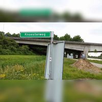 Straatnaambord 'Knoesterweg' ter hoogte van de kruising met de Kanaaldijk Zuid met rechts op de achtergrond de Houtensebrug over het Amsterdam-Rijnkanaal in de rijksweg A27. Foto: Sander van Scherpenzeel.