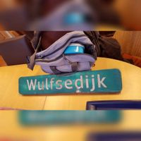 Een oud straatnaambord Wulfsedijk op de tafel van de toenmalige WERELDHUIS aan de Lupine-oord. Foto: Sander van Scherpenzeel.