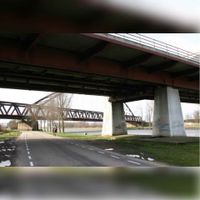 Gezicht op de Schalkwijksebrug vanaf de Kanaaldijk Zuid met rechts het Amsterdam-Rijnkanaal. Op de achtergrond de Schalkwijkse Spoorbrug. Bron: Regionaal Archief Zuid-Utrecht (RAZU), 353.