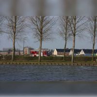 Zicht vanaf de Kanaaldijk Zuid bij Schalkwijk op de Kanaaldijk Noord met op de achtergrond de wijk Houten Zuidoost met de buurt De Polders (2). Foto: Peter van Wieringen, Natuurenfoto.nl.