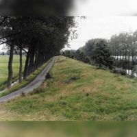 De Gedekte Gemeenschapsweg gezien in noordelijke richting. Rechts het Inundatiekanaal in 2000 naar een foto van O.J. Wttewaall. Bron: Regionaal Archief Zuid-Utrecht (RAZU), 353.