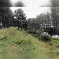 De Gedekte Gemeenschapsweg gezien in noordelijke richting. Rechts het Inundatiekanaal in 2000 naar een foto van O.J. Wttewaall. Bron: Regionaal Archief Zuid-Utrecht (RAZU), 353.