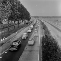 Een file op de Rijksweg 12 bij Utrecht, gezien vanaf het viaduct in de Houtenseweg bij De Koppel in 1962. Bron: Het Utrechts Archief, catalogusnummer: 125635.