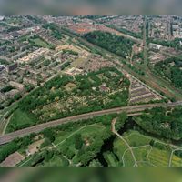 Luchtfoto van de 3e Algemene Begraafplaats Tolsteeg (Opaalweg) te Utrecht, uit het zuidoosten. Op de voorgrond de Waterlinieweg en het verdedigingswerk Lunet 3 (rechts). Op de achtergrond de Bokkenbuurt en de wijk Tolsteeg (links) op vrijdag 15 mei 1998. Bron: Het Utrechts Archief, catalogusnummer: 85471.