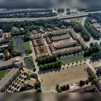 Luchtfoto van een buurtje met flatgebouwen en eengezinswoningen boven de Schonauwensingel (voorgrond) in de wijk Hoograven te Utrecht, uit het westen. Links het wooncomplex Nieuw Plettenburgh (Oud Wulvenlaan 6) op 30 juli 2002. Bron: Het Utrechts Archief, catalogusnummer: 844621.