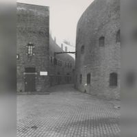 Fort Honswijk. Gedeelte van de bomvrije toren en de escarp-galerij in ca. 1988. Naar een foto van O.J. Wttewaall. Bron: Regionaal Archief Zuid-Utrecht (RAZU), 353.
