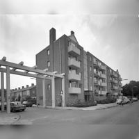 Gezicht op een flatgebouw aan de Wickenburglaan te Utrecht, met links de Stormdijklaan in juli 1986. Bron: Het Utrechts Archief, catalogusnummer: 809152.