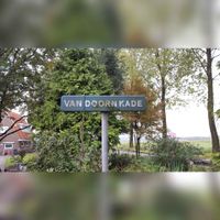 Onofficiële straatnaambord Van Doornkade aan de Veerwagen nr. 5 bij het vroegere wachthuisje van de veerwagen over het Amsterdam-Rijnkanaal. Straatnaambord verwijst naar de familie Van Doorn die het terrein bezit. Foto: Sander van Scherpenzeel.