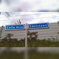 Gezicht op de straatnaamborden Cella Asia in Houten Castellum en het Edelsteen in de buurt De Stenen van de wijk Houten Zuidwest. Foto: Sander van Scherpenzeel.