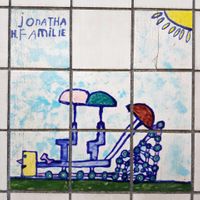 Een beschilderde tegel van 3X3 tegel met een trapmachientje met drie paraplu&#039;s. Door Jonathan in de fiets en voetgangerstunnel aan de Vlierpad in september 2021. Foto: Sander van Scherpenzeel.