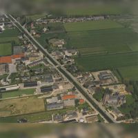 Luchtfoto van een gedeelte van Schalkwijk. Rechts onderin de Rooms Katholieke kerk op 1 juni 1983. Bron: Regionaal Archief Zuid-Utrecht (RAZU), 353.