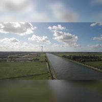 Luchtfoto gemaakt met een drone in zuidoostelijke richting gezien op het Amsterdam-Rijnkanaal met links in het Sport- en Werklandschap Meerpaal (De Honen). Foto: Bert Goes.