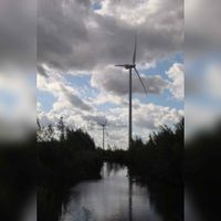 Zicht op twee van drie windmolens langs het Amsterdam-Rijnkanaal als onderdeel van het Windpark Houten. Foto: Bert Goes.