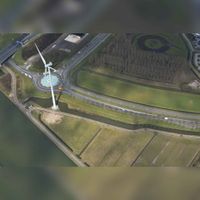 Luchtfoto vanuit het zuiden gezien van De Zuidwesten windmolen op de hoek van de Veerwagenweg met de Heemsteedseweg naast de ontsluitingsweg De Staart. Met rechts het kasteelterrein Het Rondeel in 2019. Foto: Slagboom en Peeters Luchtfotografie B.V..